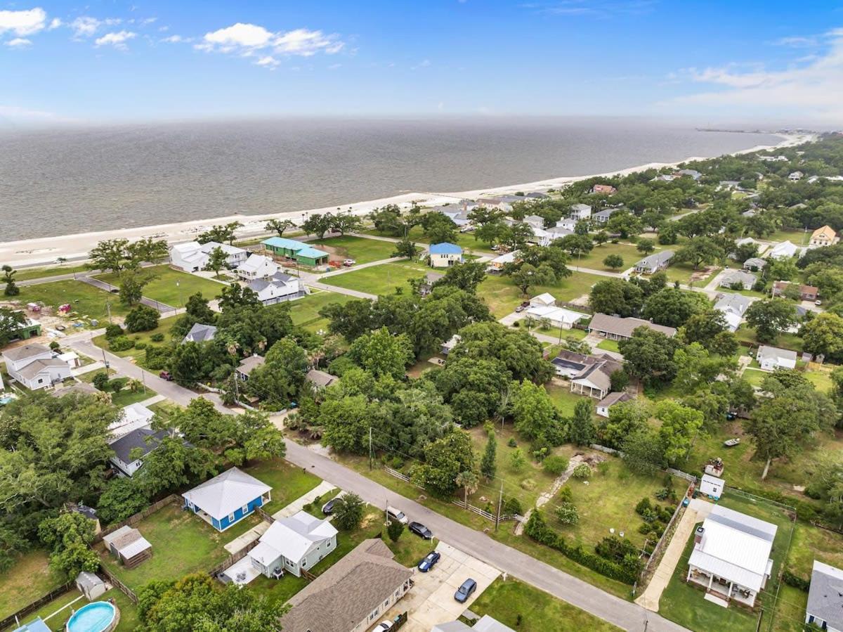 Bare Feet Bungalow -Close To Beach & Dog Friendly Gulfport Exterior photo