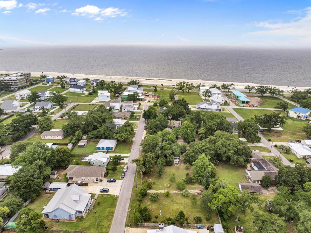 Bare Feet Bungalow -Close To Beach & Dog Friendly Gulfport Exterior photo