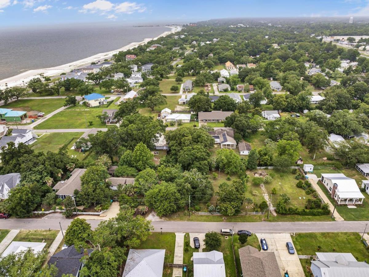 Bare Feet Bungalow -Close To Beach & Dog Friendly Gulfport Exterior photo