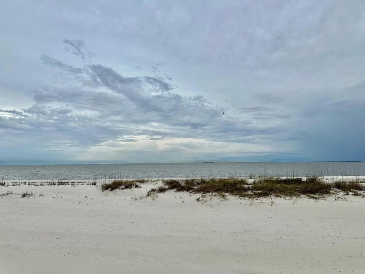 Bare Feet Bungalow -Close To Beach & Dog Friendly Gulfport Exterior photo