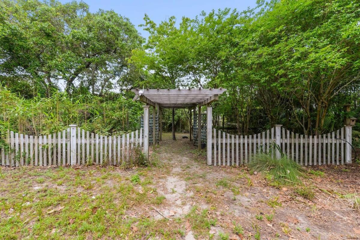 Bare Feet Bungalow -Close To Beach & Dog Friendly Gulfport Exterior photo