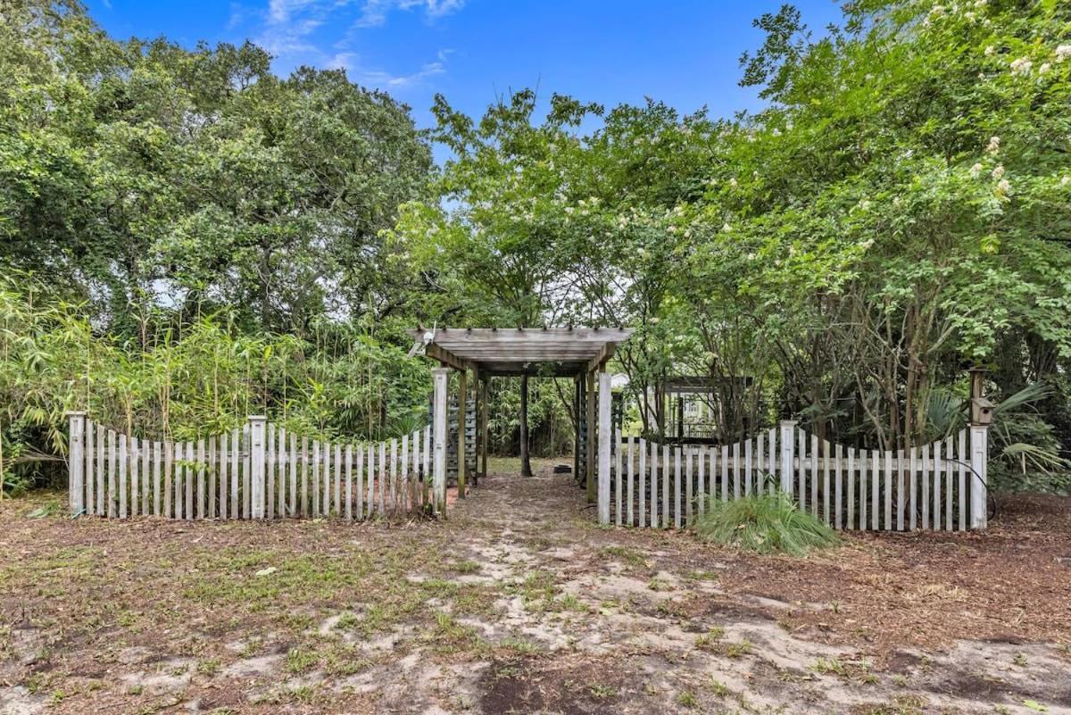 Bare Feet Bungalow -Close To Beach & Dog Friendly Gulfport Exterior photo