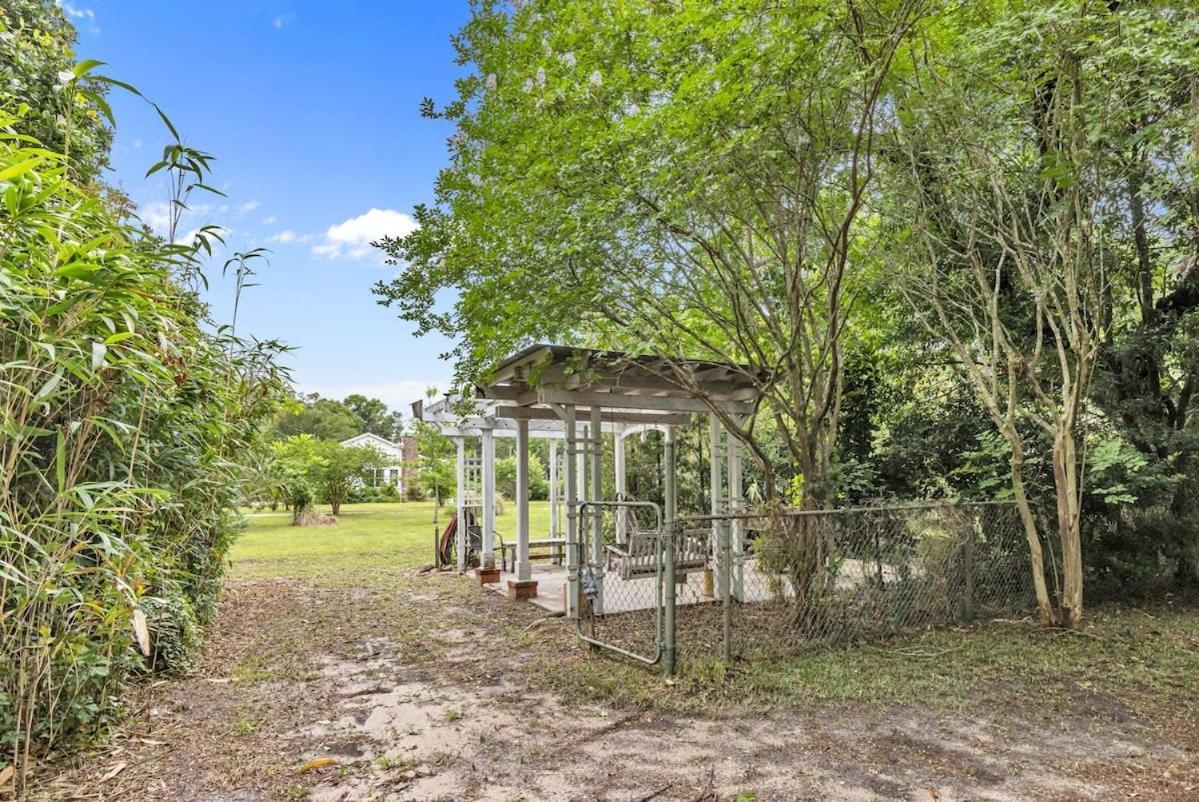 Bare Feet Bungalow -Close To Beach & Dog Friendly Gulfport Exterior photo