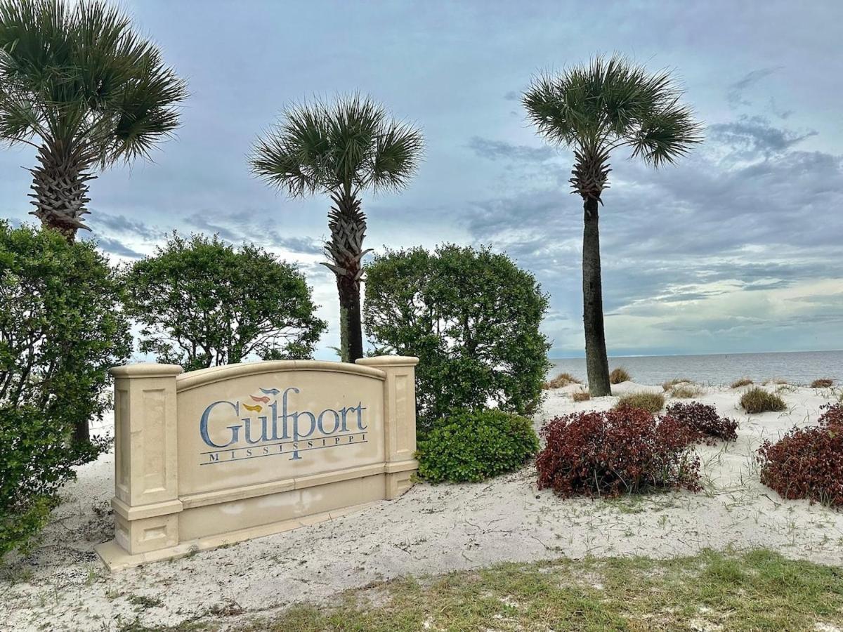 Bare Feet Bungalow -Close To Beach & Dog Friendly Gulfport Exterior photo